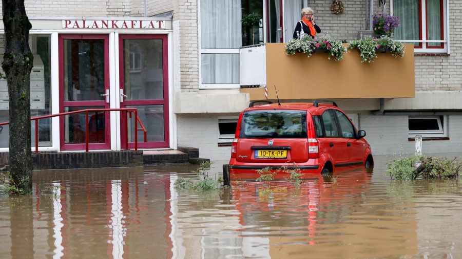 Ecozone Technologies representatives in the Netherlands, Vanhelsdingen Techniek, assist flood stricken residents in Valkenburg.